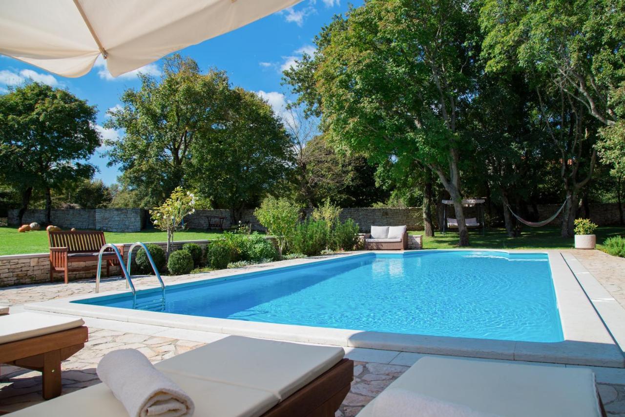 Villa Kringa Tinjan Exteriör bild