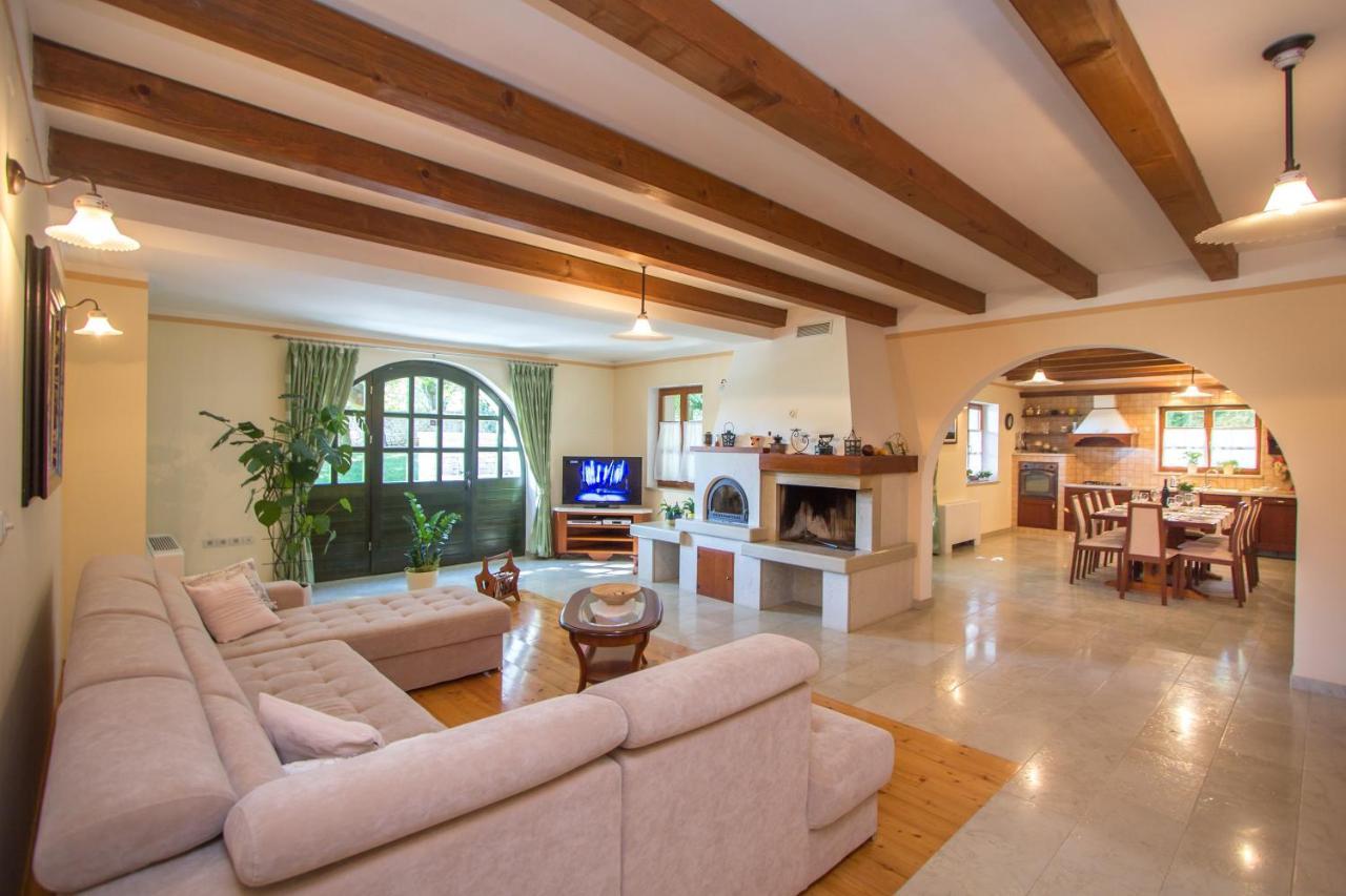 Villa Kringa Tinjan Exteriör bild