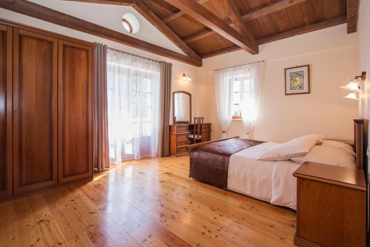 Villa Kringa Tinjan Exteriör bild